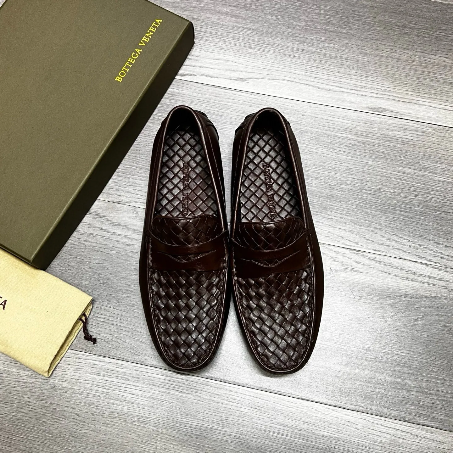 Factory price 480 BV 〰️Purely handmade classic men's beanie shoes👉👉driving shoes, slip-on shoes, made of imported cowhide from Italy, 💕water-dyed cowhide lining, 🔊original outsole, waterproof platform design, comfortable on the feet. Good choice for traveling and driving, single color available, code number: 38-44, (45 can be customized)